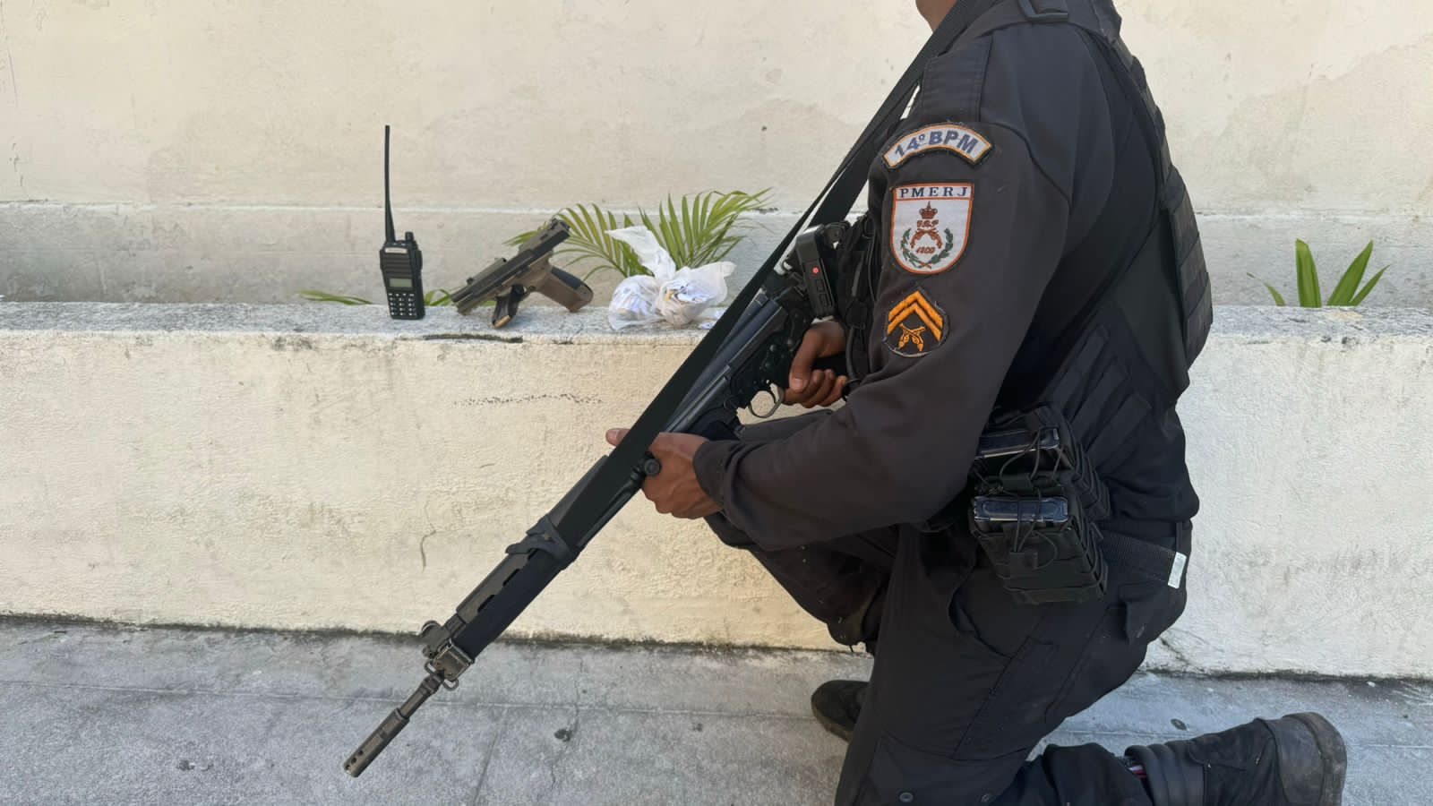 14° BPM apreende drogas, arma e retira 10 toneladas de barricadas na Vila Kennedy